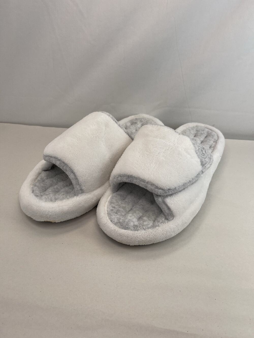 Isotoner Memory Foam Slide Slippers Women 8.5 Open Toe Adjustable Strap⁠ NWOT